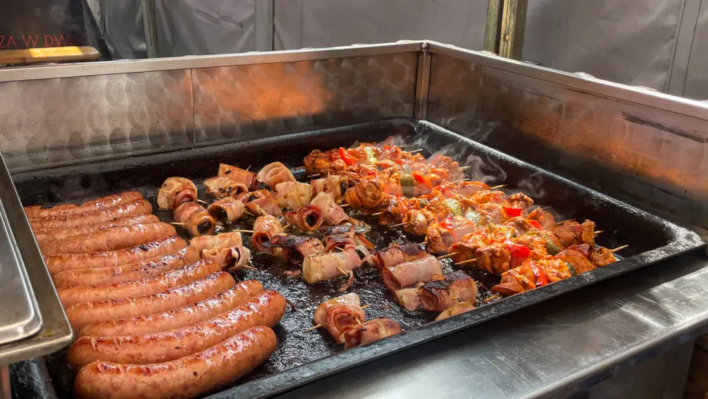 Grill cateringowy – kiełbaski, boczek, szaszłyki i gorące dania prosto z rusztu od Dworku Bobrza