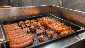 Grill cateringowy – kiełbaski, boczek, szaszłyki i gorące dania prosto z rusztu od Dworku Bobrza