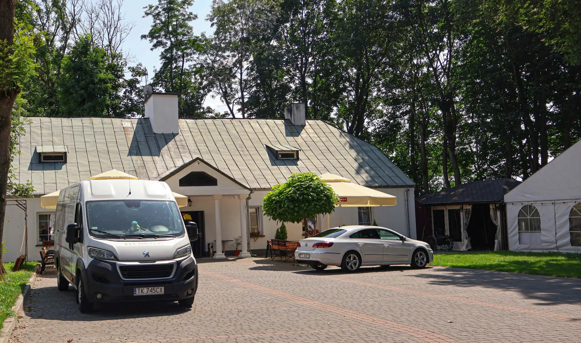 Dworek Bobrza – siedziba firmy oferującej catering, wynajem sali i obsługę wydarzeń okolicznościowych w woj. świętokrzyskim