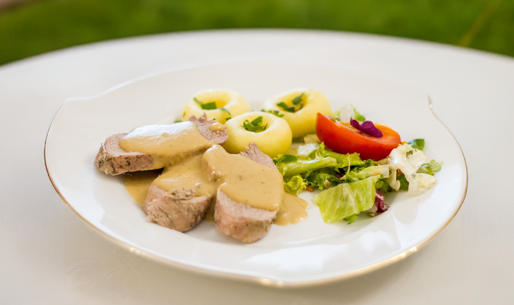 Wykwintne danie z polędwiczką w sosie, kluskami i świeżą sałatką – propozycja menu cateringowego na imprezy plenerowe