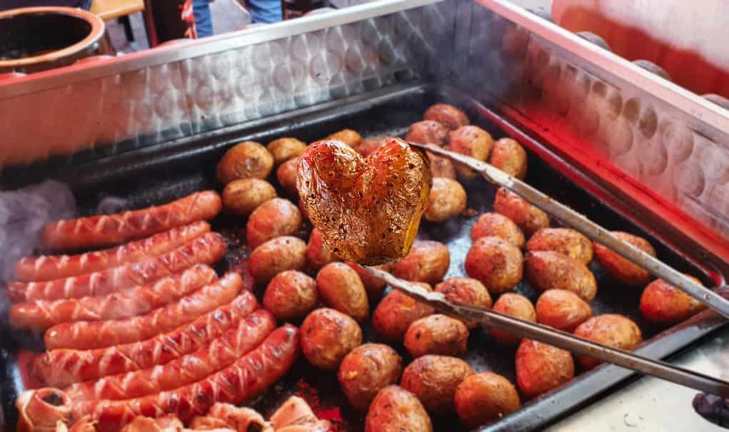 iemniak w kształcie serca na tle grillowanej kiełbasy – Bobrzański Grill