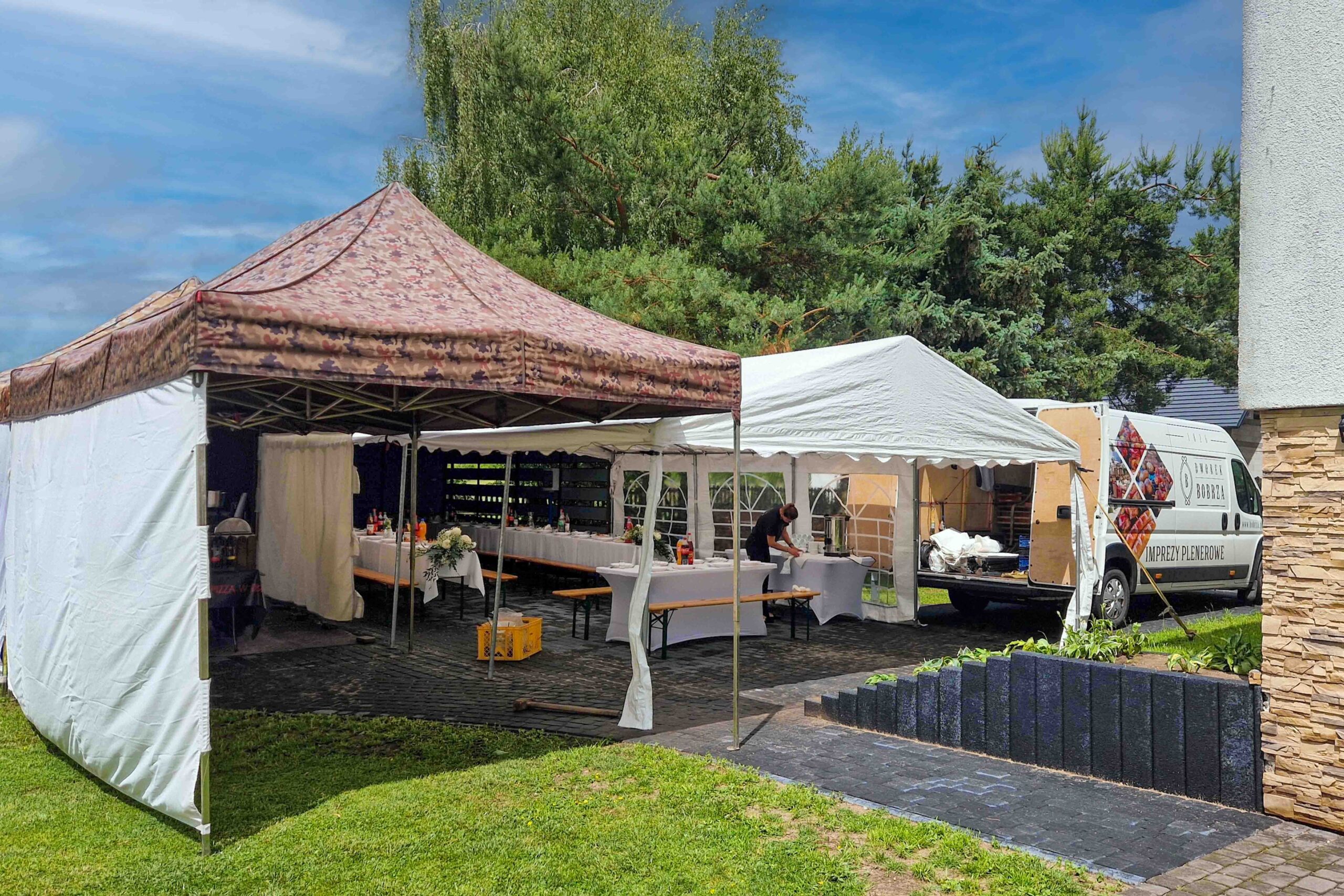 Mobilny catering plenerowy – namioty eventowe, stoły z zastawą i zaplecze techniczne na imprezę terenową z Dworkiem Bobrza