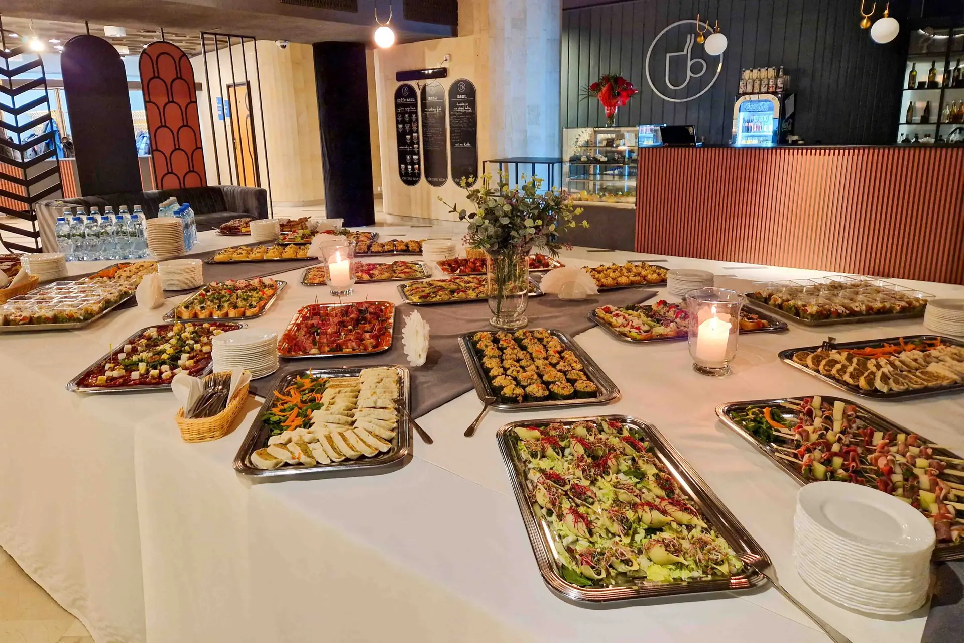 Stół z eleganckimi daniami cateringowymi – przekąski, sałatki i przystawki na imprezę firmową lub okolicznościową – catering Dworek Bobrza