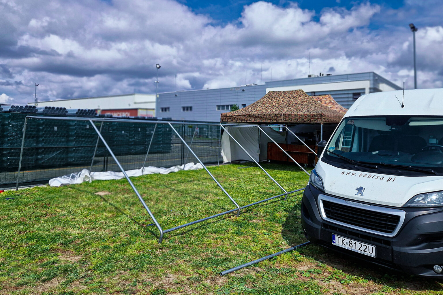 Namiot plenerowy w trakcie montażu – profesjonalna obsługa wynajmu namiotów przez Dworek Bobrza