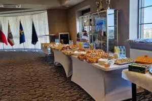 Catering konferencyjny – elegancki stół z przekąskami, wodą i sokami przygotowany na spotkanie biznesowe lub szkolenie