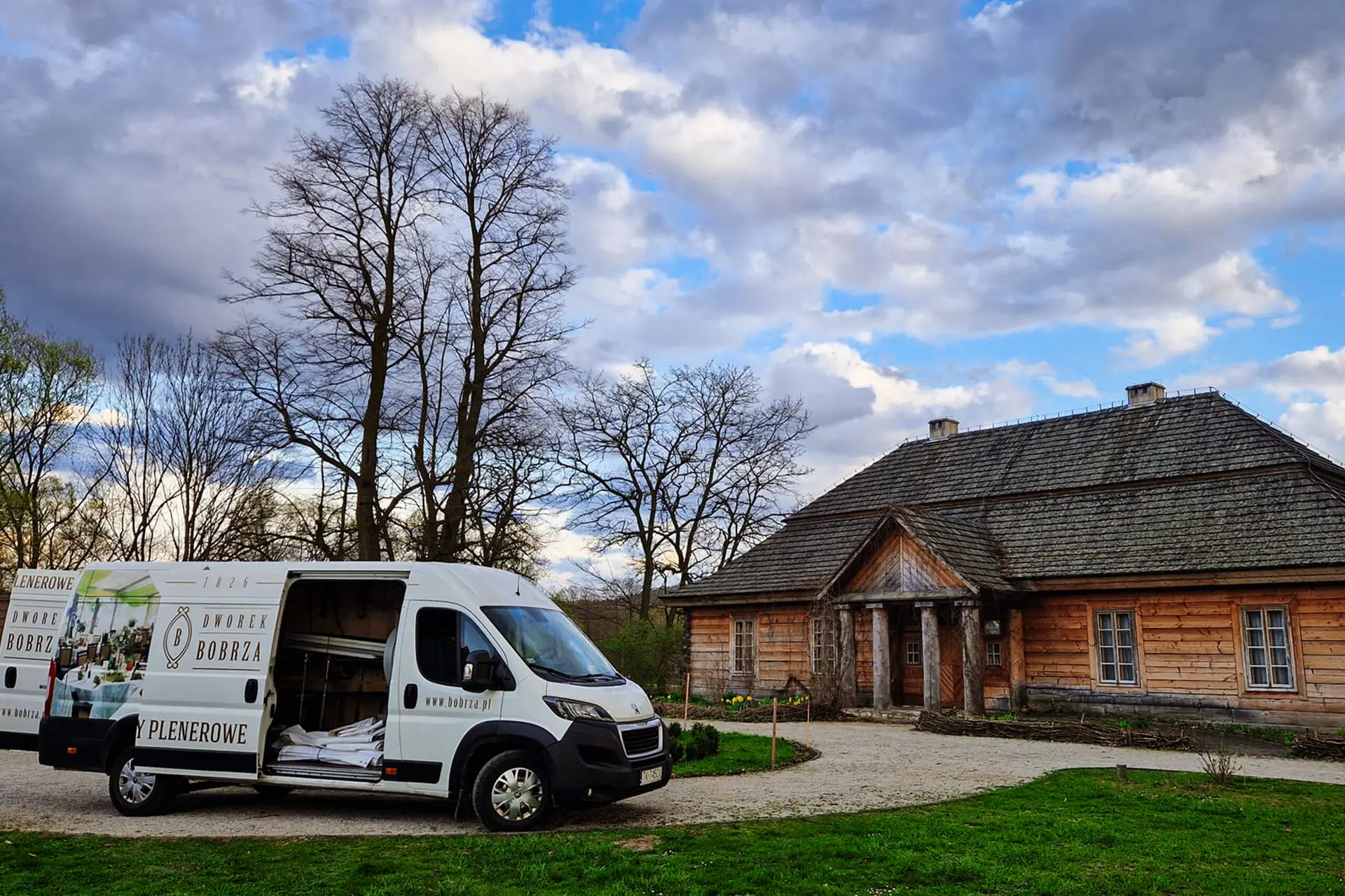 Bus Dworku Bobrza przy drewnianym dworku – kompleksowy wynajem namiotów plenerowych z montażem i transportem w Świętokrzyskiem