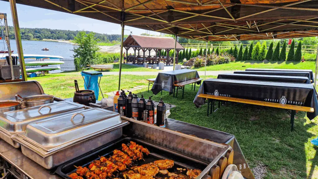 Dworek Bobrza – catering grillowy i strefa plenerowa nad jeziorem w Krakowie
