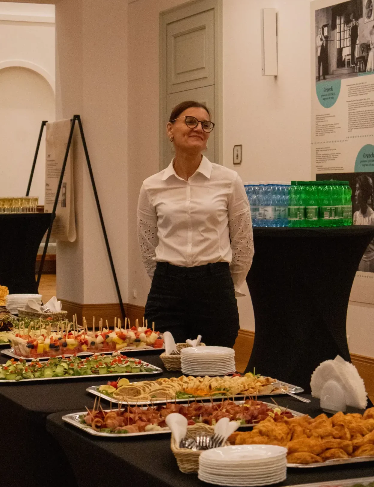 Bankiet cateringowy z finger foodem i obsługą podczas premiery w Teatrze Żeromskiego – catering okolicznościowy Kielce