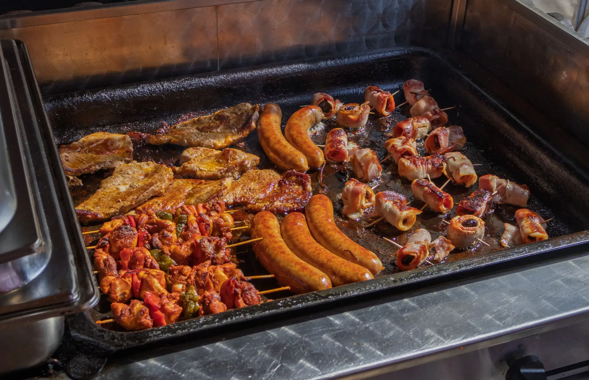 Karkówka, szaszłyki, kiełbasy i boczek z serem na rozgrzanym grillu – catering plenerowy Kraków