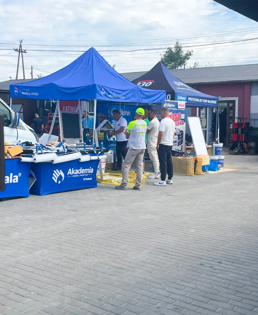Stoiska wystawców branżowych podczas wydarzenia plenerowego z cateringiem w Chmielniku