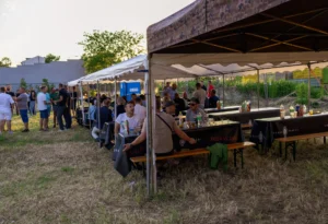 Impreza plenerowa z namiotami, stołami i gośćmi – catering grillowy z obsługą w Warszawie