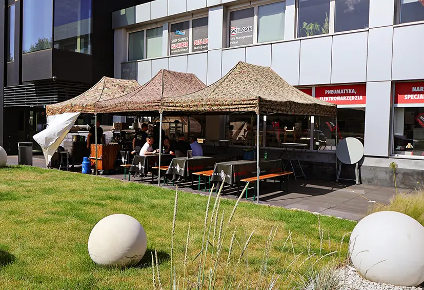 Plenerowa strefa biesiadna z namiotami i cateringiem grillowym – imprezy firmowe Mazowieckie