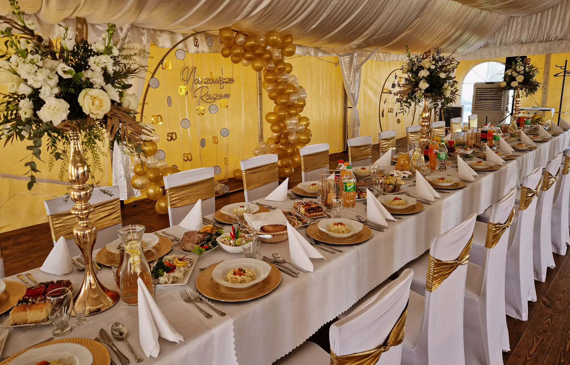 Dworek Bobrza – elegancko nakryta sala w hali namiotowej na przyjęcia i imprezy okolicznościowe”