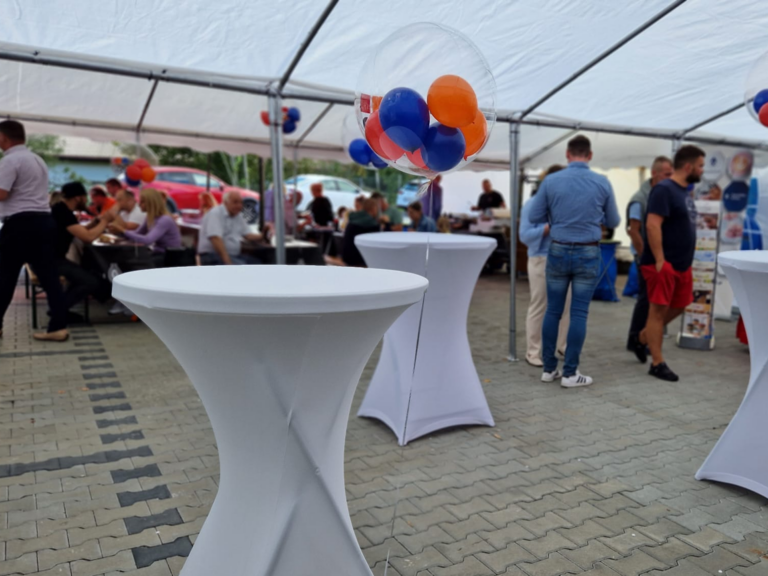 namiot plenerowy ze stolikami