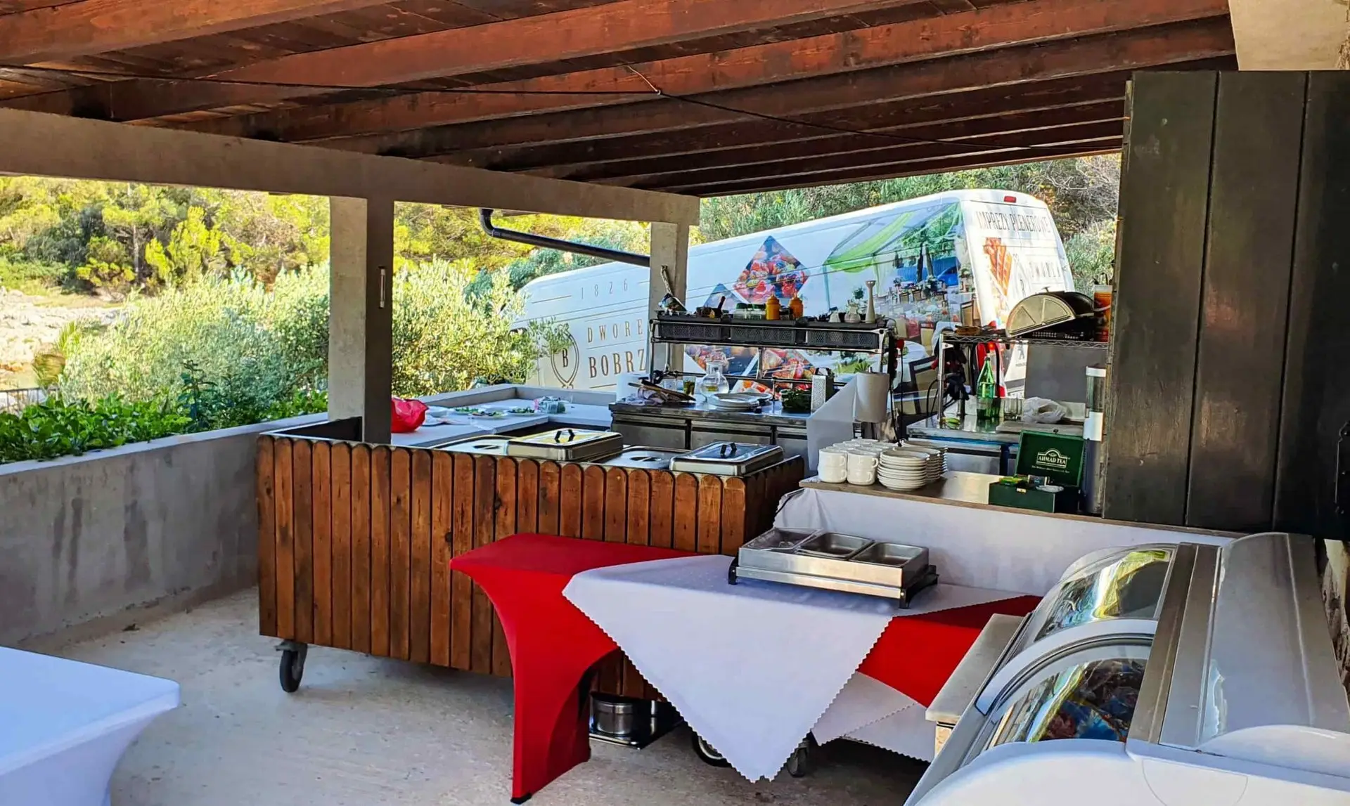Mobilna kuchnia cateringowa rozłożona na event w Chorwacji - Bobrzański Catering