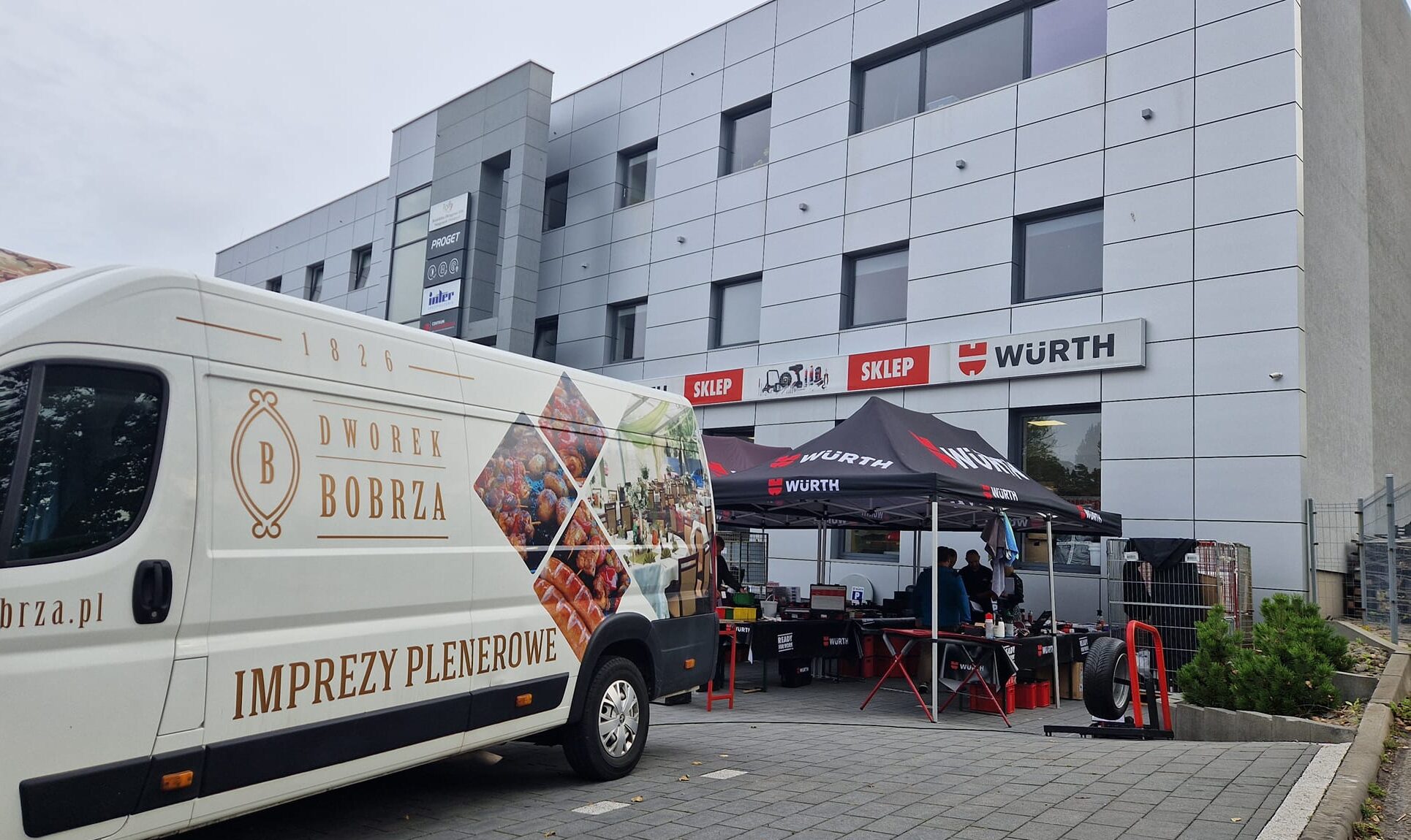 Catering grillowy podczas dni otwartych WÜRTH – mobilna kuchnia Dworek Bobrza i namioty eventowe dla klientów sklepu