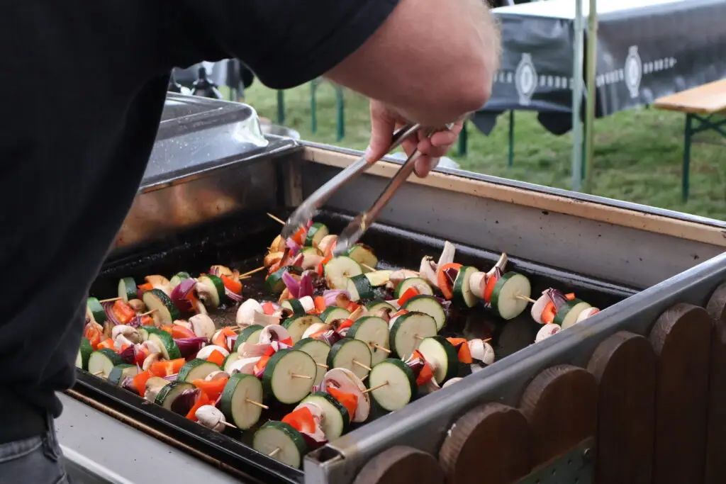 Grillowane szaszłyki warzywne z cukinią, papryką, pieczarkami i cebulą – catering plenerowy Dworek Bobrza, imprezy plenerowe, bankiety, bufety, Kielce, świętokrzyskie