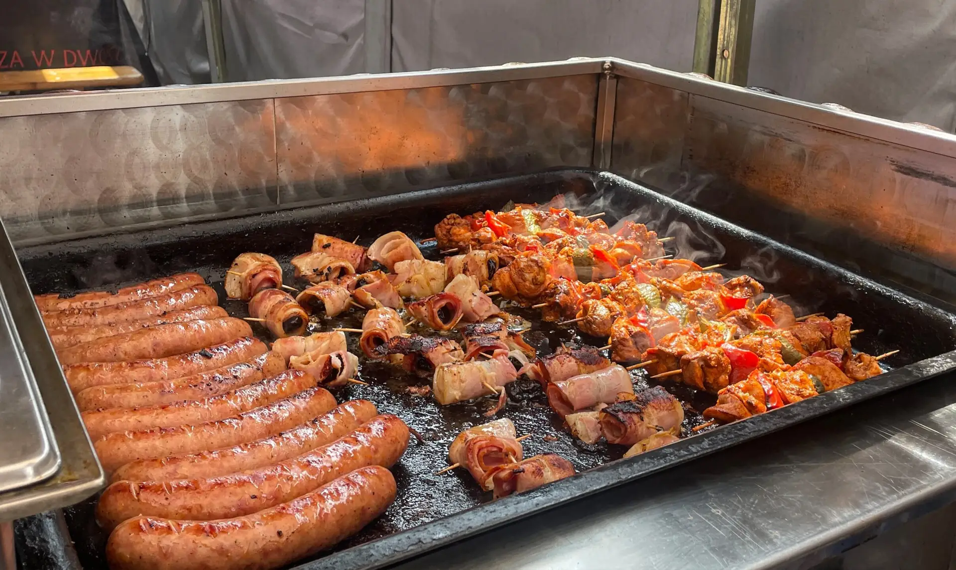 Grillowane kiełbasy, boczek z serem i szaszłyki z warzywami – catering grillowy Kraków, event plenerowy