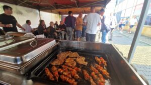 Mięsa i kiełbasy na grillu pod namiotem – Bobrzański Grill